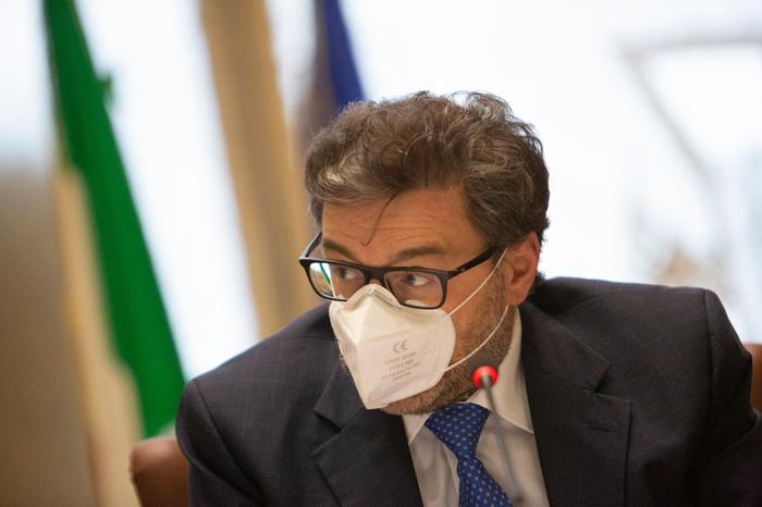 Alitalia: vertice Mise-Mit-Mef in programma venerdì