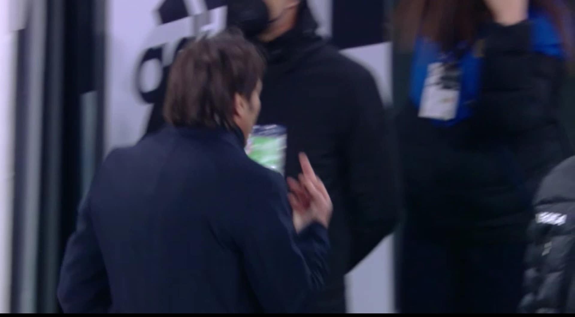 Il dito medio di Conte verso la tribuna durante Juve-Inter