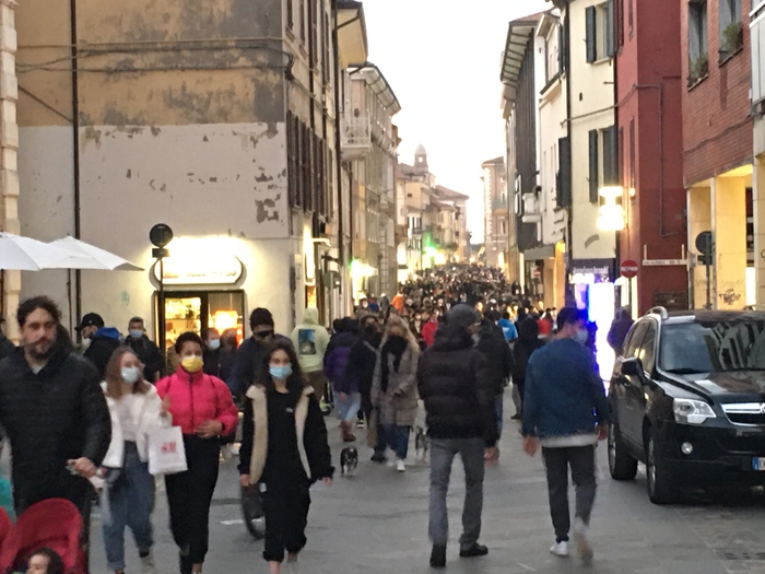 Assembramenti a Rimini nell’ultimo sabato di zona gialla