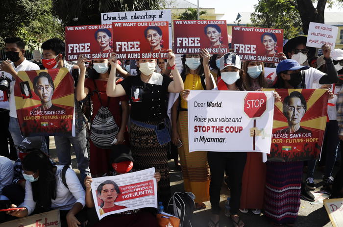 Birmania: attivisti anti golpe cercano di impedire arresti