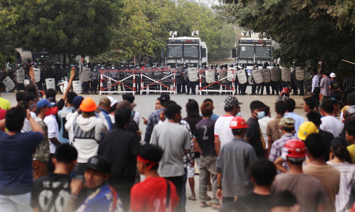 Birmania: Ue, militari fermino subito la violenza sui civili