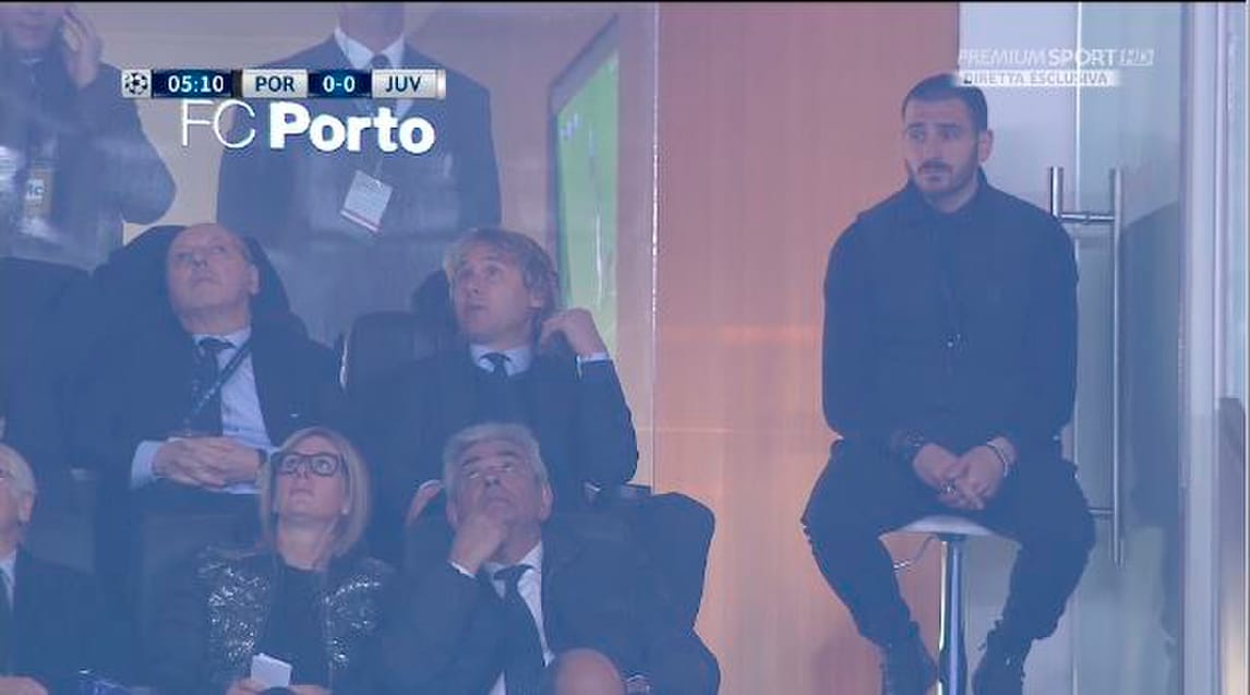 Porto-Juventus, Bonucci guarda sconsolato dalla tribuna