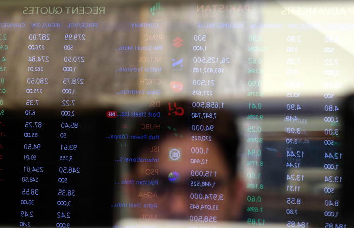 Borsa: Milano -0,8%, girano in rialzo Tim e Saipem