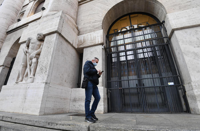 Borsa: Milano contiene le perdite, brilla Atlantia, giù Stm