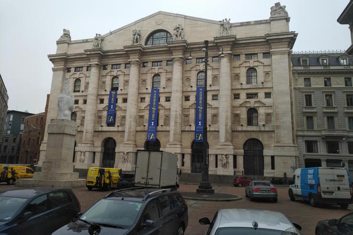 Borsa: Milano riduce calo (-0,2%), balzo Nexi e A2a, giù Mps
