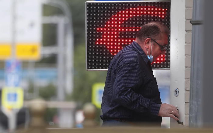 Cambi: euro si rafforza a 1,214 dollari