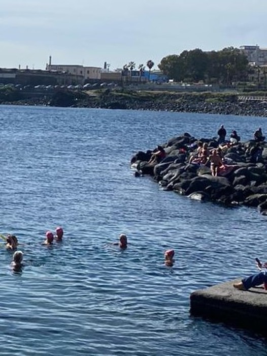Covid: 24 gradi a Catania, gente in spiaggia e fa il bagno