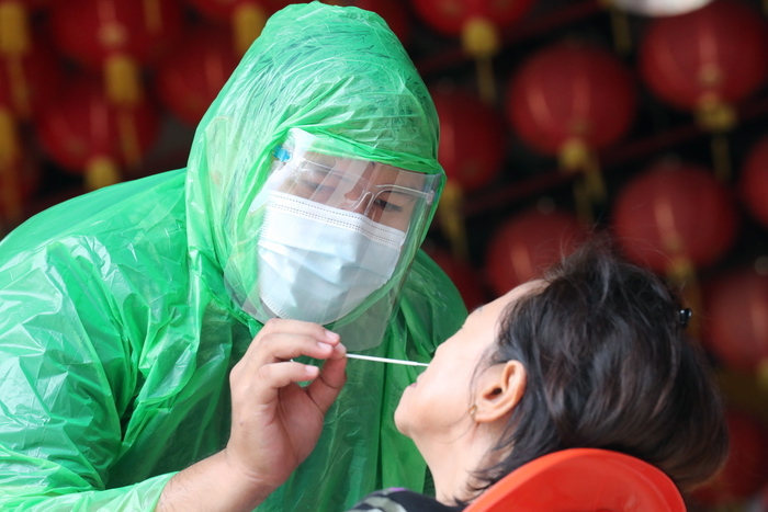 Covid: a Lille vicini a test della saliva su smartphone