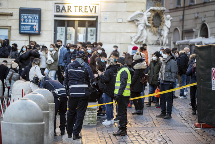 Covid, a Roma piazze isolate. Chiusa Fontana di Trevi. Folla ad Ostia