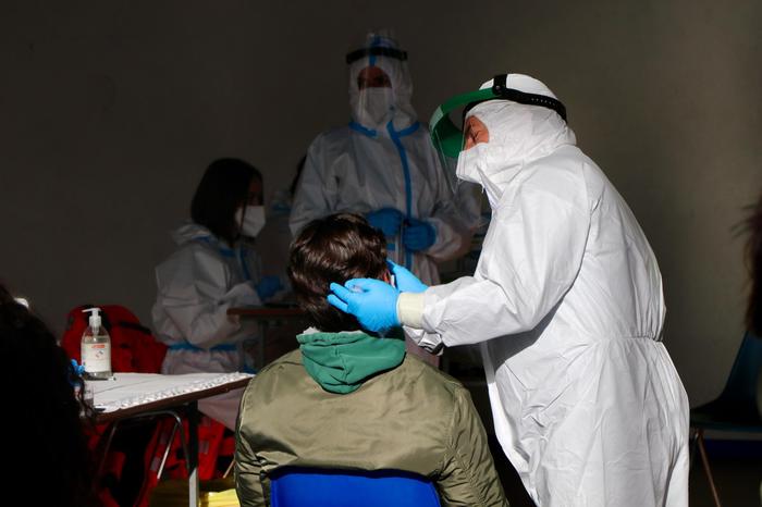 Covid: aumentano i test, ma calano i positivi e le vittime