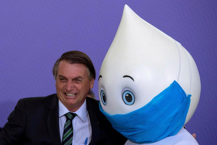 Covid: Bolsonaro, le mascherine hanno effetti collaterali