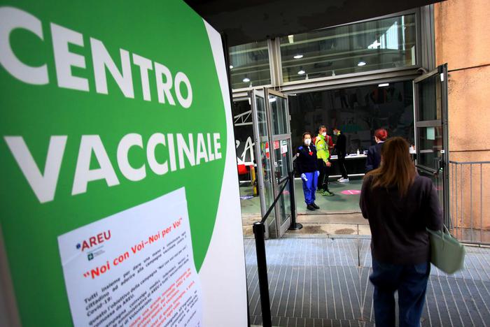 Covid: in ospedale Fiera Milano prove su tempi vaccinazioni