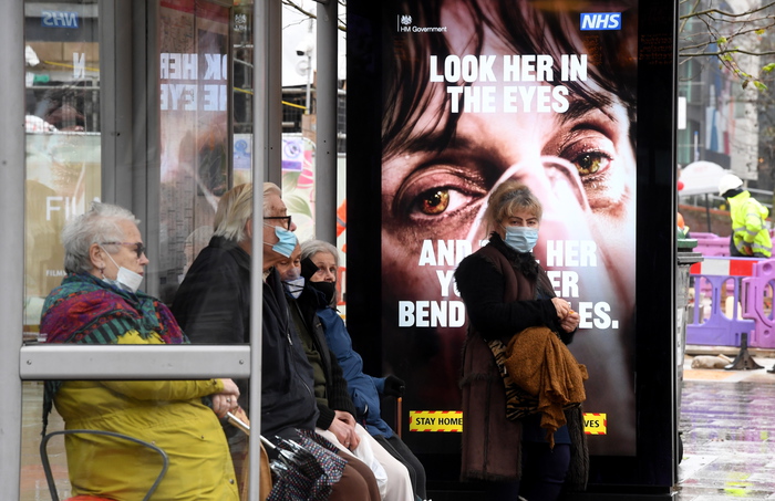 Covid: morti Gb restano oltre quota mille, casi sotto 20.000