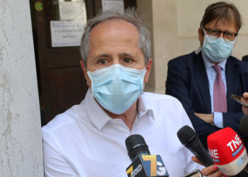 La probabilità che una variante emerga è direttamente proporzionale al livello di trasmissione