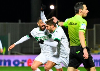 Crotone-Sassuolo 1-2, De Zerbi sorride con Berardi e Caputo