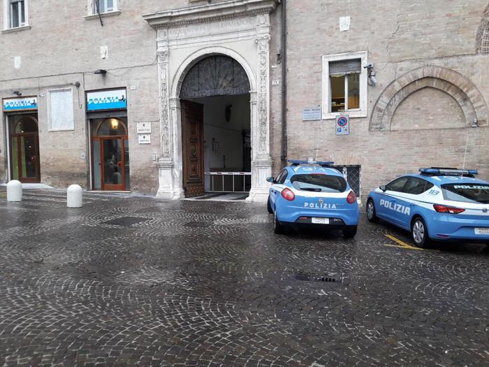 Droga: polizia smantella organizzazione a Macerata, 13 arresti