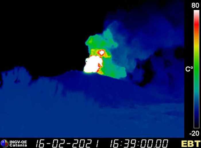 ++ Etna: spettacolare eruzione, alta colonna fumo ++