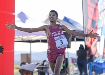 Eyob Faniel da record in aeroporto (nonostante il vento)