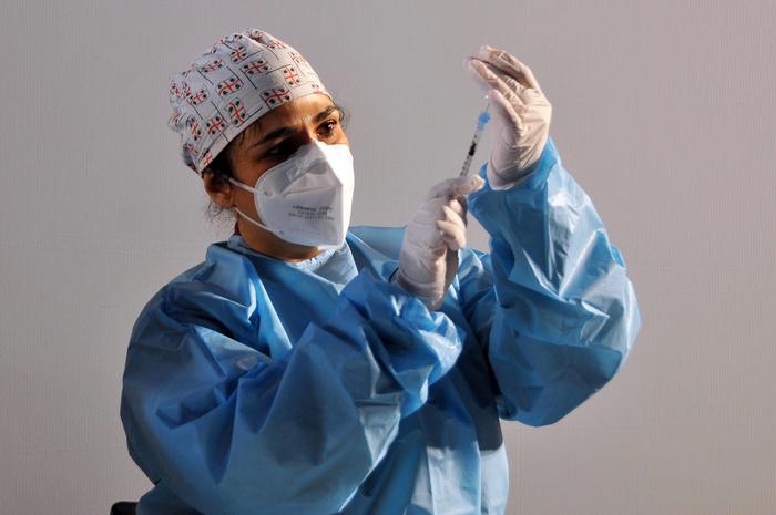 Facebook, giro di vite per fake news su vaccini Covid