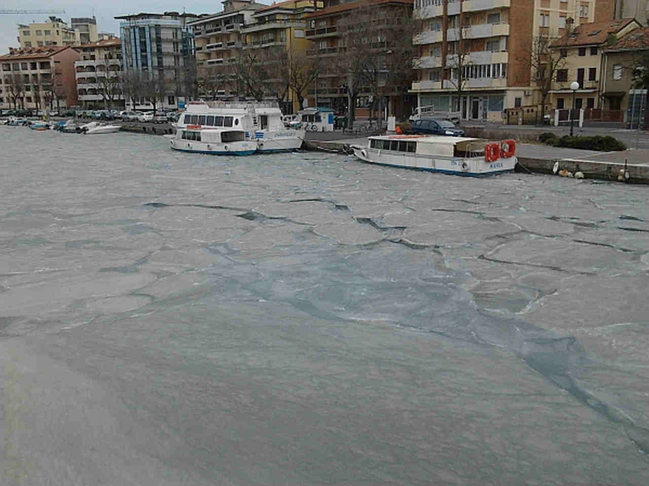 Laguna di Grado con le lastre di ghiaccio.