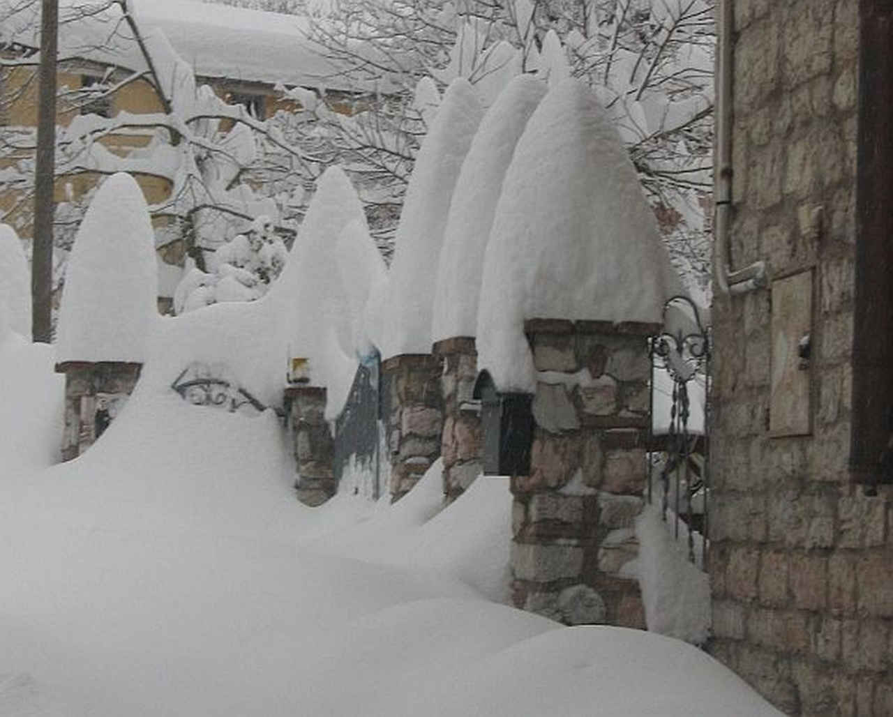 Frontone (Appennino Marchigiano) il 4 febbraio 2012 sepolta dalla neve. Foto di Giordano Trasciatti