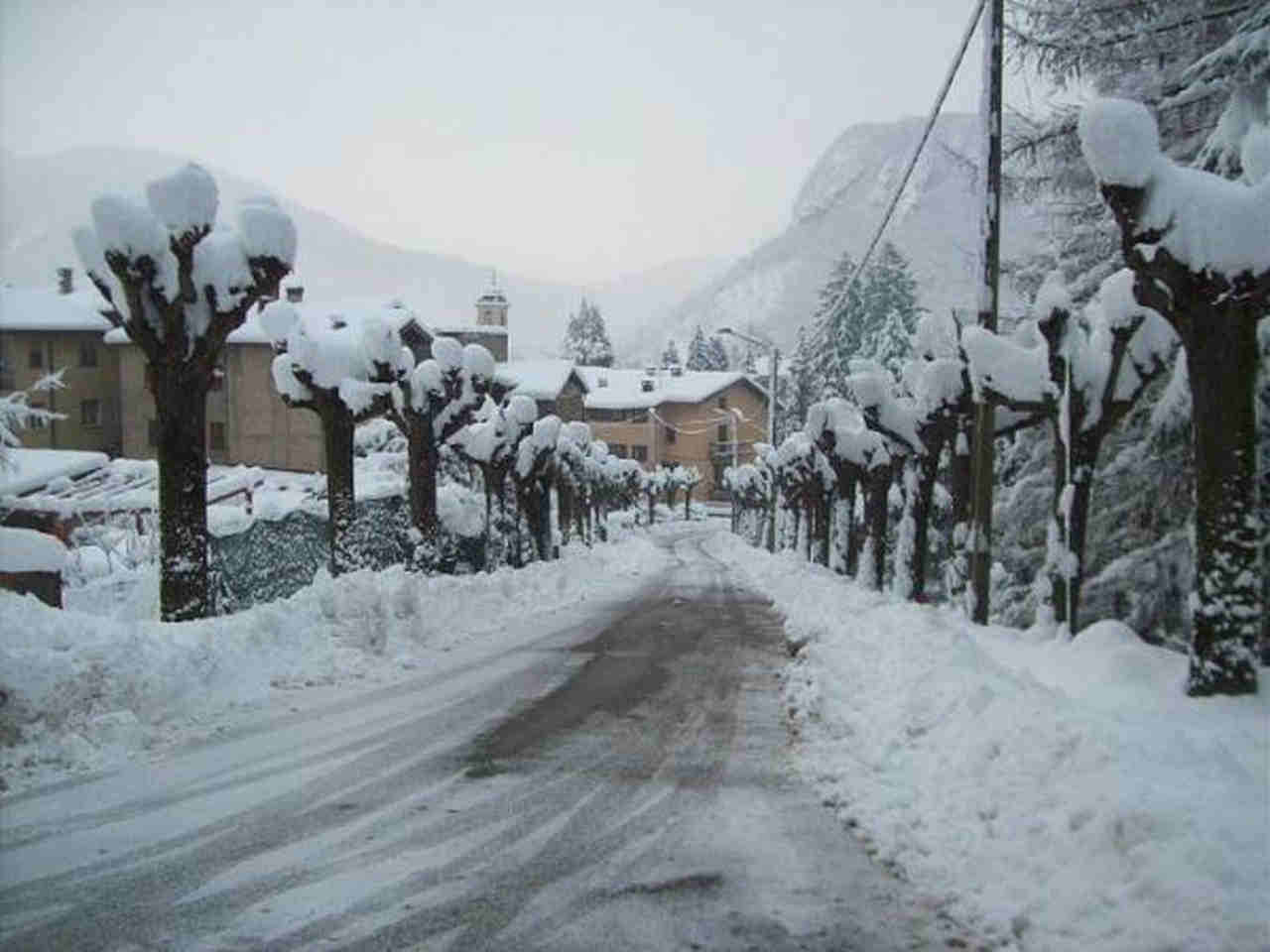 La tanta neve accumulata presso Bisuschio, nel varesotto, una tra le zone più colpite dall'evento nevoso del 24/25 febbraio 2013. Fonte Forum Meteo Giornale