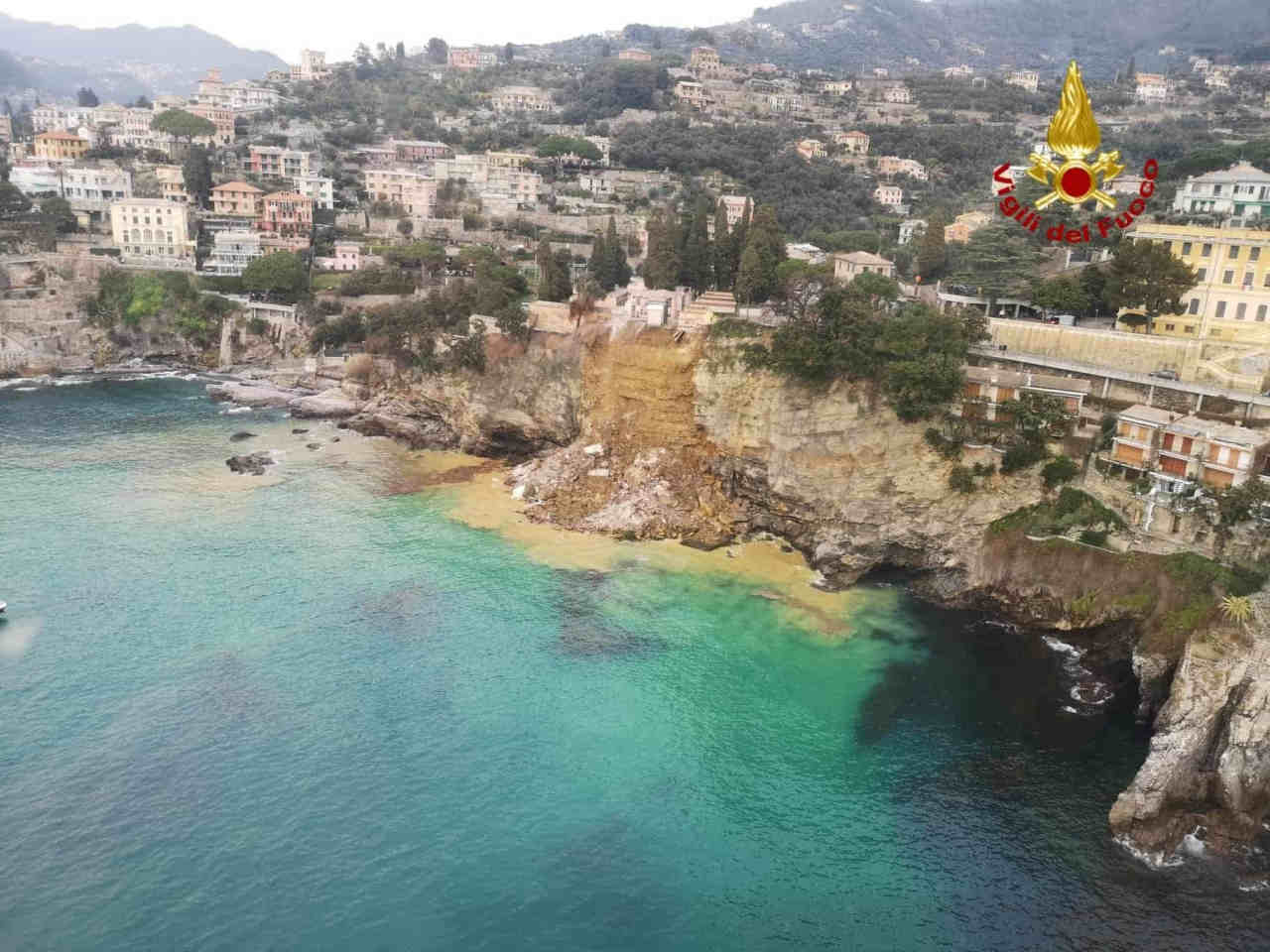 Il crollo del costone dove era sospesa una parte del cimitero di Camogli