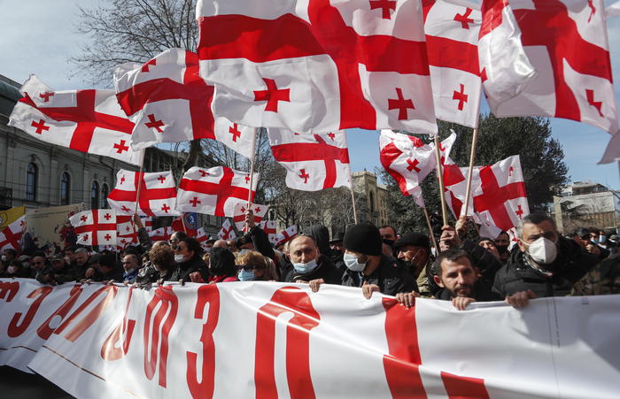 Georgia: migliaia tornano in piazza, ‘elezioni subito’