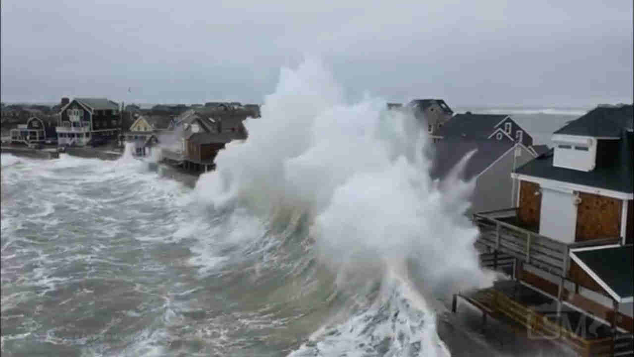 Le onde altissime arrivano sulle case nella costa del Massachusetts