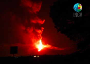 Etna, 18 febbraio 2021. Un nuovo parossismo illumina la notte
