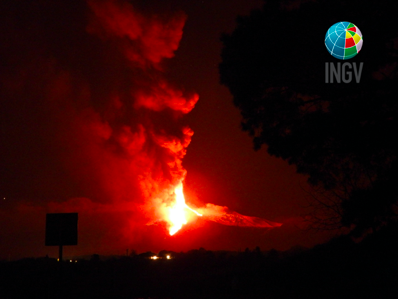 Etna. Spettacolare episodio al Cratere Sud-Est  illumina la notte