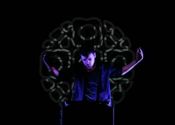 L’artista anglo-italiano si esibirà per la prima volta in una performance multimediale solo corpo e voce con cui darà vita al “rito” del suo ultimo album “Human Rites”