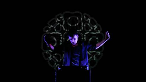 L’artista anglo-italiano si esibirà per la prima volta in una performance multimediale solo corpo e voce con cui darà vita al “rito” del suo ultimo album “Human Rites”