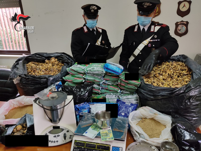 In garage 28 chili di oppio, arrestata coppia nel Barese