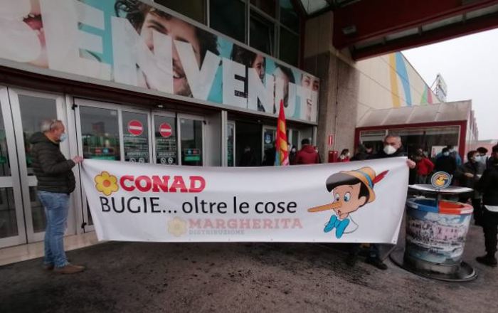 Lavoro, oltre in 100 a presidio di protesta ex dipendenti Auchan