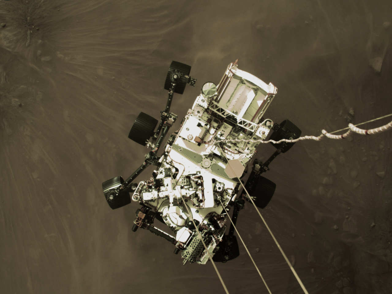 Momento in cui il rover sta per toccare il suolo marziano