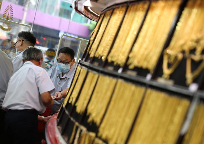 Oro: sale a 1822 dollari l’oncia