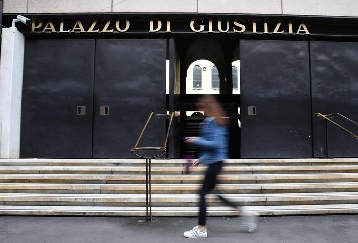 Pestaggio giornalista, condannati quattro agenti a Genova