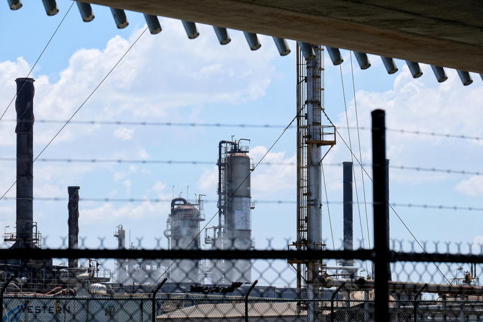 Petrolio: prezzo resta sopra soglia 60 dollari