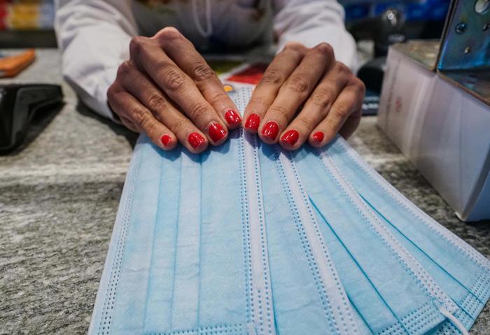 Prezzi: nel paniere mascherine, gel e monopattini sharing