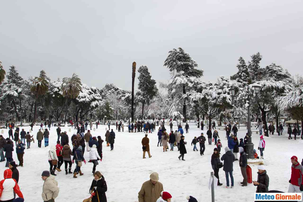 I cittadini romani celebrano la neve