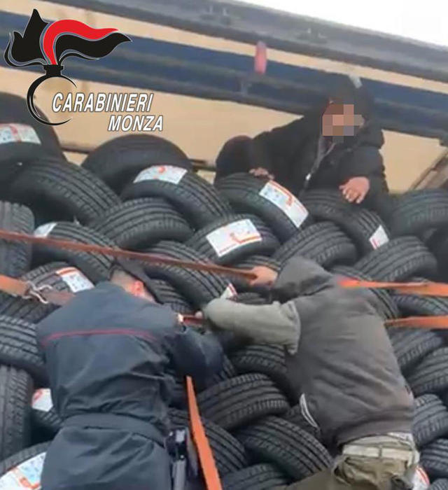 Sei ragazzi afgani stipati in un carico di pneumatici in un tir