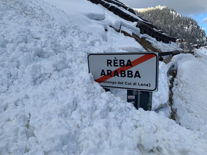 Slavina finisce su strada ad Arabba, nessun coinvolto