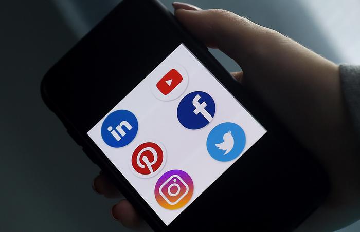 Social, utenti più “polarizzati” su Facebook e Twitter