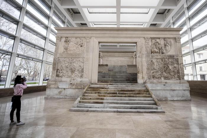Sull’Ara Pacis 218 led, la nuova luce è ‘flessibile’