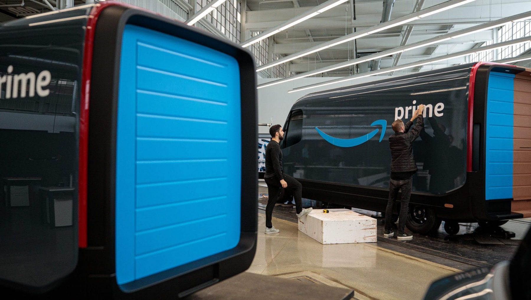 Telecamera a bordo sui furgoni Amazon, la protesta dei driver: invasione della privacy