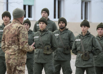 RAI2, ESERCITAZIONI A SQUADRE NE “LA CASERMA” LECTIO MAGISTRALIS SUL RUOLO DELLA DONNA NELLA STORIA