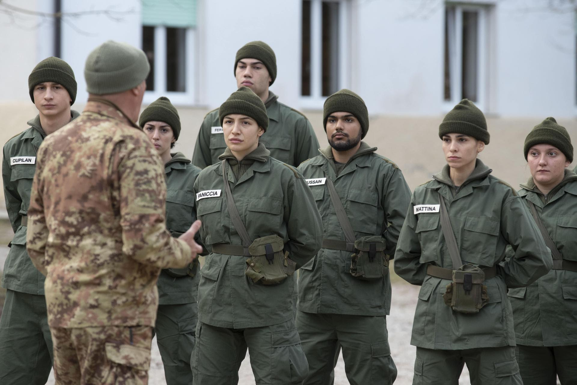 RAI2, ESERCITAZIONI A SQUADRE NE “LA CASERMA” LECTIO MAGISTRALIS SUL RUOLO DELLA DONNA NELLA STORIA