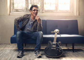 EDOARDO BENNATO, ALL’ATTACCO A RITMO DI ROCKBLUES: LO STRANO E SCHIZOFRENICO CARNEVALE DA “MASKERATE”