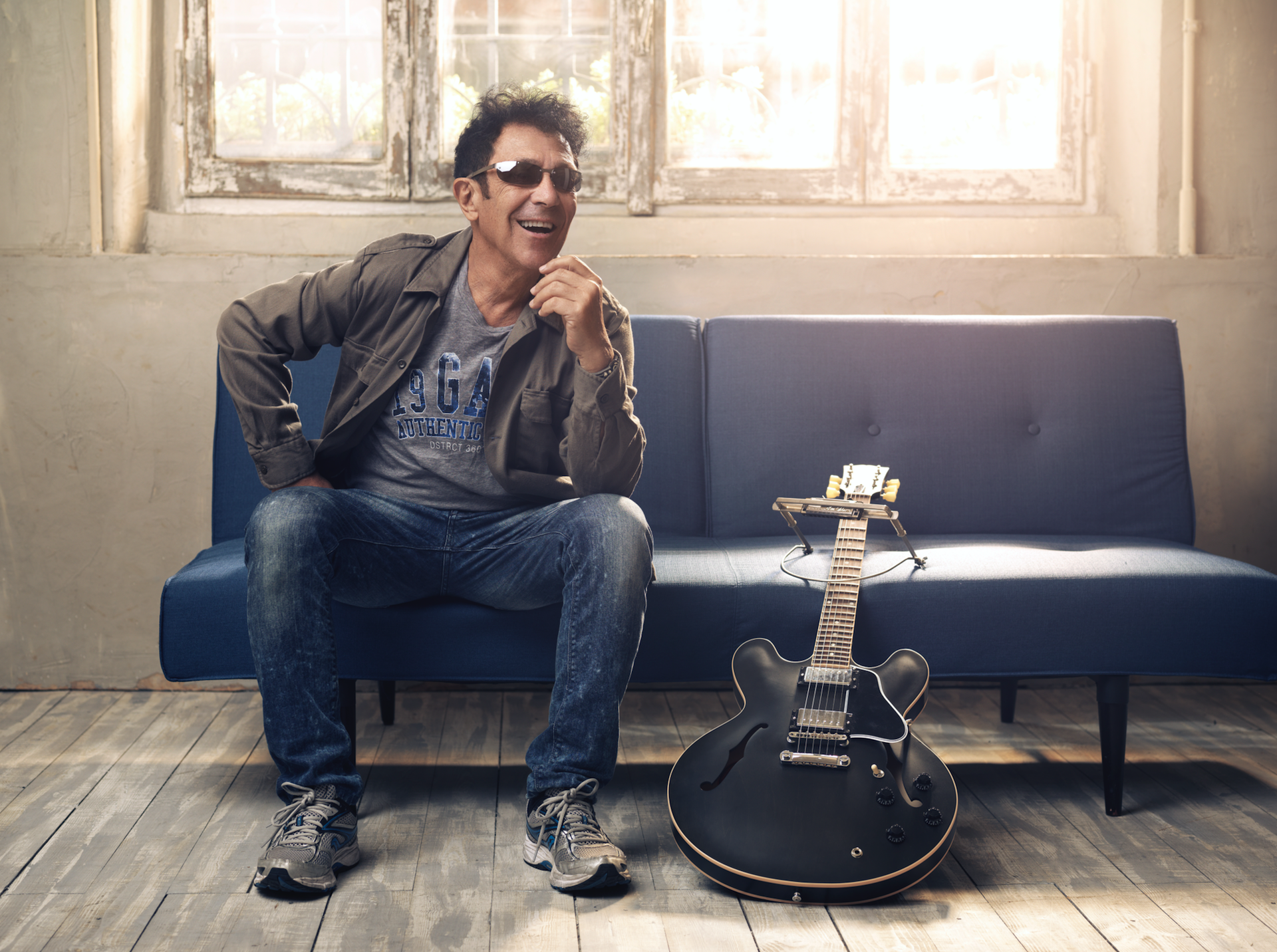 EDOARDO BENNATO, ALL’ATTACCO A RITMO DI ROCKBLUES: LO STRANO E SCHIZOFRENICO CARNEVALE DA “MASKERATE”